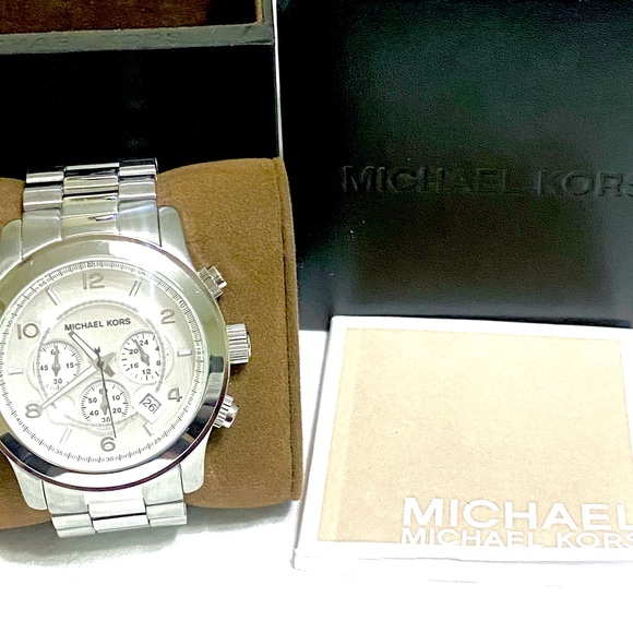 MICHAEL KORS “OVERSIZED RUNWAY” MK8026 SILVER WATCH - Picture 8 of 12